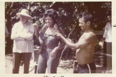 Mulher tirando foto com cobra no pescoço