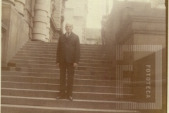 Cesar Salgdo na escadaria