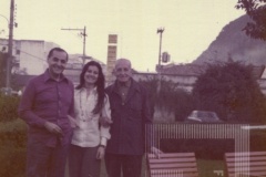 Cesar Salgado com duas pessoas