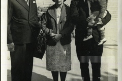 José Paulo, filho de Paulo Virgínio, com sua filha e esposa, ao lado de Cesar Salgado