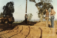 Homens andando na obra