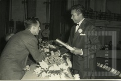 José Francis Marcondes recebendo diploma