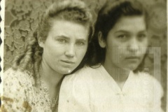 Duas mulheres posando