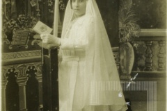 Menina em primeira comunhão