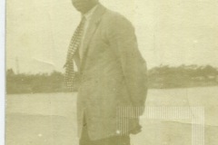 Homem de roupa social no rio