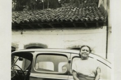 Mulher encostada em um veículo