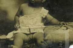 Menino posando para foto