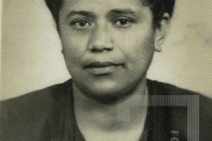 Mulher em moldura de coração