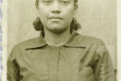 Mulher com vestimenta de cor escura