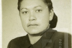 Mulher de cabelo penteado de cor escura