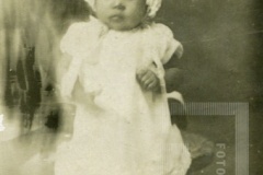 Bebê de vestido e touca