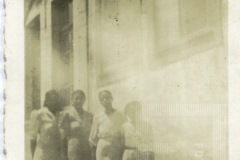 Quatro mulheres em frente a edifício