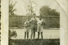 Meninos abraçados