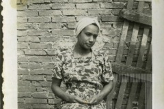 Mulher sentada na cadeira