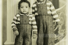 Dois irmãos de roupas iguais
