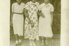 Três mulheres de vestido