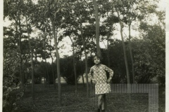 Menina em frente à árvores