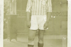 Homem com uniforme esportivo