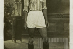Homem com uniforme esportivo