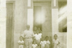 Retrato de idoso com crianças