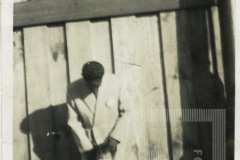 Homem com criança encostados na parede