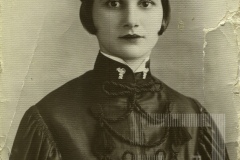 Mulher usando beca de formatura