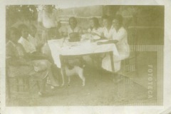 Grupo de pessoas sentadas a mesa