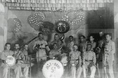 Homens com instrumentos musicais