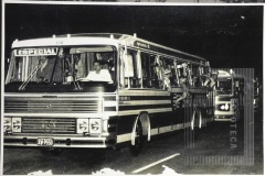 Ônibus transportando pessoas