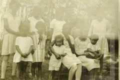 Quatro meninas de roupa clara