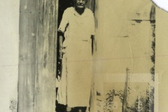 Senhora na porta