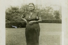 Mulher em jardim