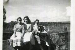 Mulheres sentadas posando para foto