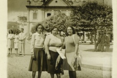 Três mulheres na frente da igreja