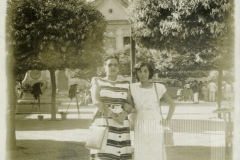 Duas mulheres de vestido na frente da igreja