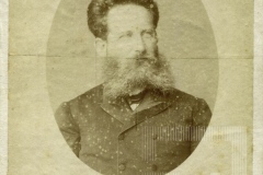 Figura masculina com barba