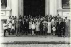 Grupo de pessoas posando em frente igreja