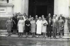 Grupo de pessoas posando em frente igreja