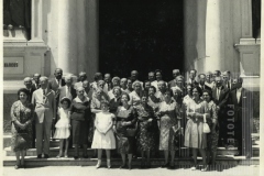 Grupo de pessoas posando em frente igreja
