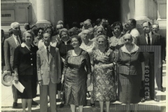 Grupo de pessoas posando em frente igreja