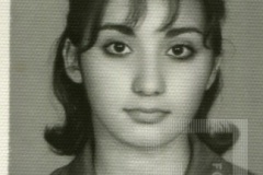 Mulher de vestimenta escura
