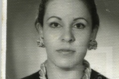 Mulher de brincos redondos