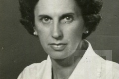 Mulher com colar de pérolas