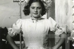 Menina com roupa de festa junina