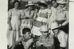 Crianças com roupa de festa junina