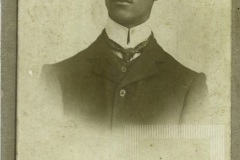 Homem de terno escuro