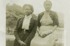 Mulheres de casaco escuro