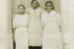 Mulheres de vestido claro