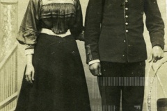 Mulher e homem de bigode