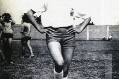 Mulher com uniforme esportivo